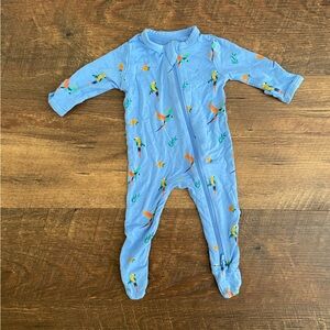 *LIKE NEW* Kyte Baby Macaw Print Footie Onesie | Newborn